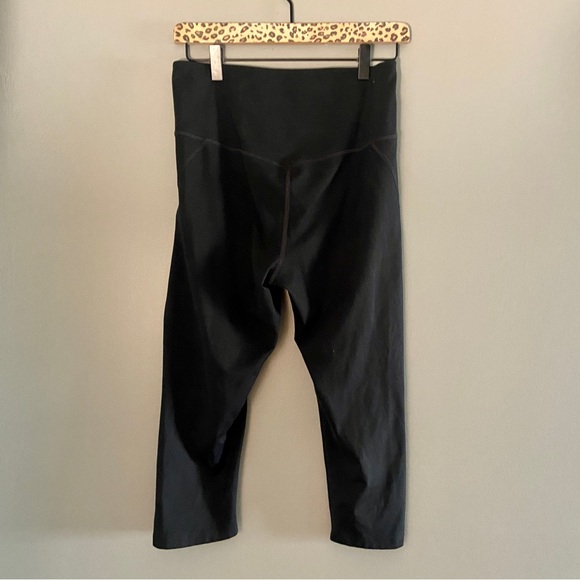 GIRLFRIEND COLLECTIVE | High Waist Compressive Capri Length Crop Black Legging - Picture 6 of 7